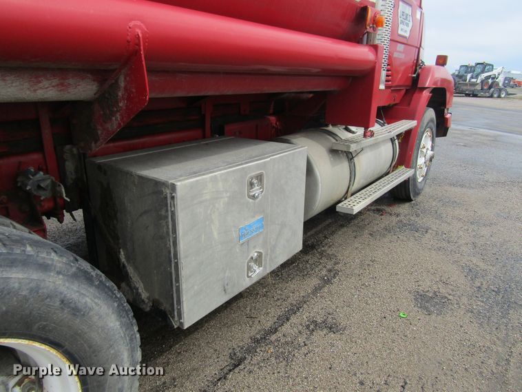 image for item FD9278 1989 Freightliner FLC112 tank truck