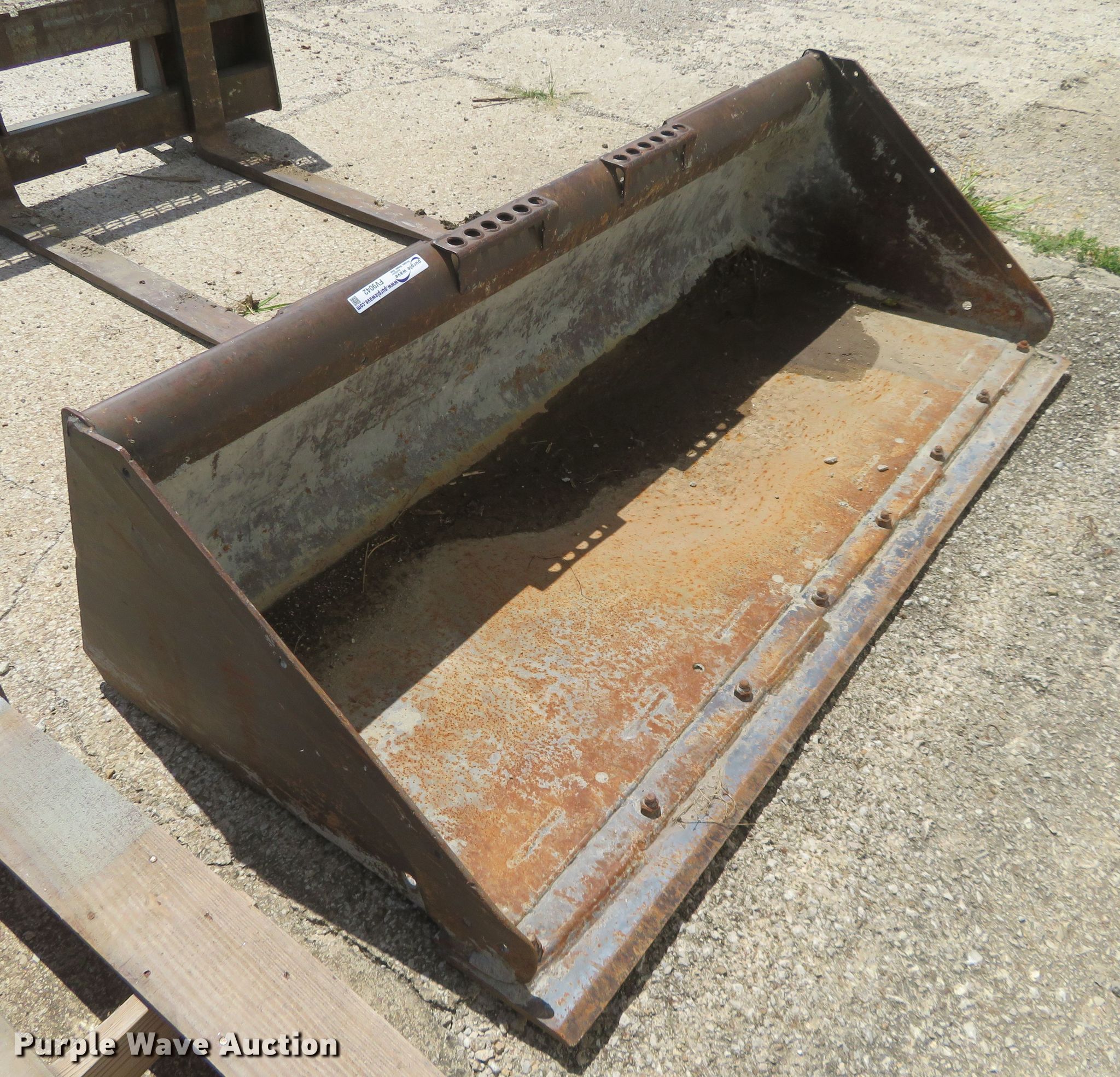 74"W skid steer bucket in Emporia, KS Item FV9042 sold Purple Wave