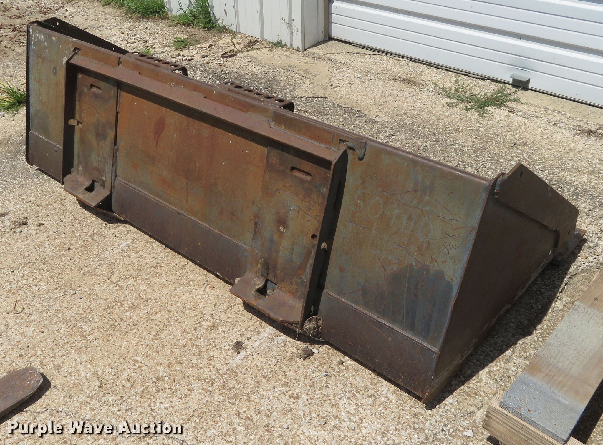 74"W skid steer bucket in Emporia, KS Item FV9042 sold Purple Wave