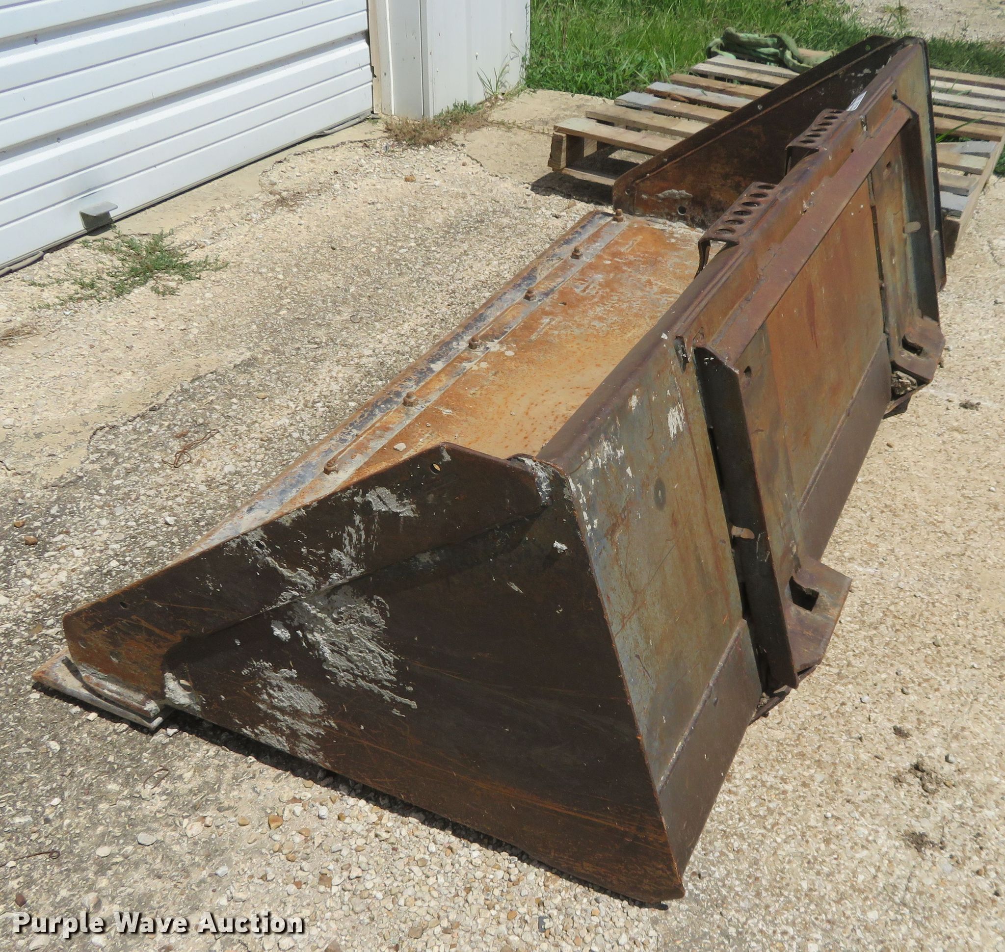 74"W skid steer bucket in Emporia, KS Item FV9042 sold Purple Wave