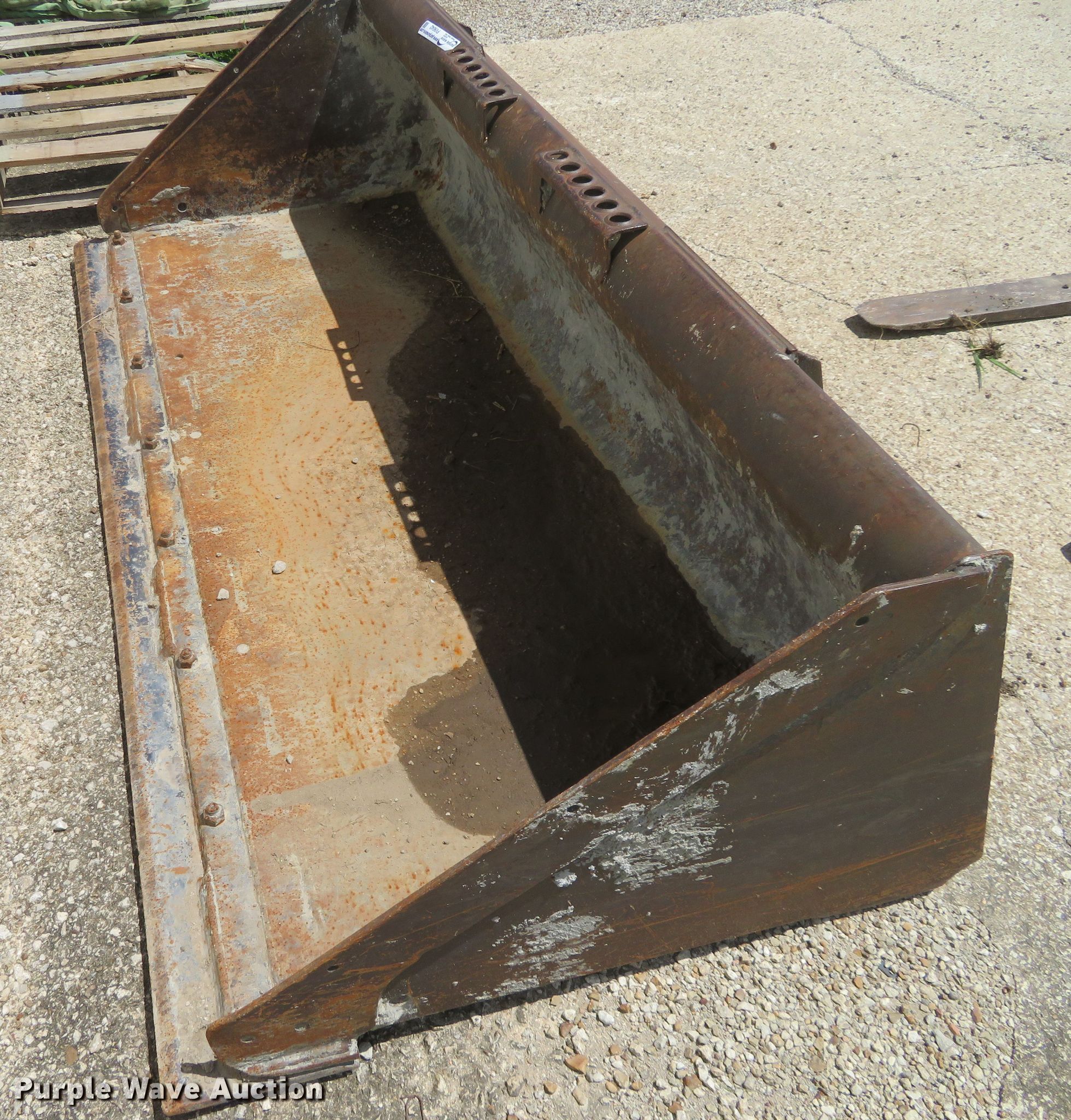 74"W skid steer bucket in Emporia, KS Item FV9042 sold Purple Wave