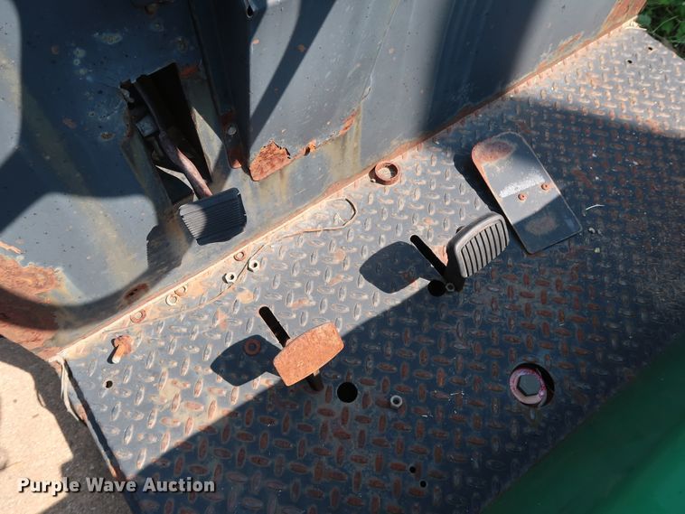 image for item DG4151 1998 Cushman Turf Truckster utility vehicle