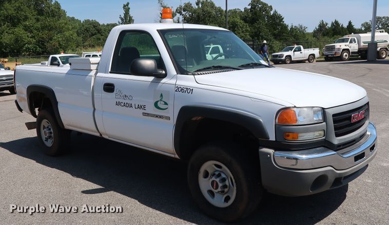 image for item DH3515 2006 GMC Sierra 2500HD pickup truck