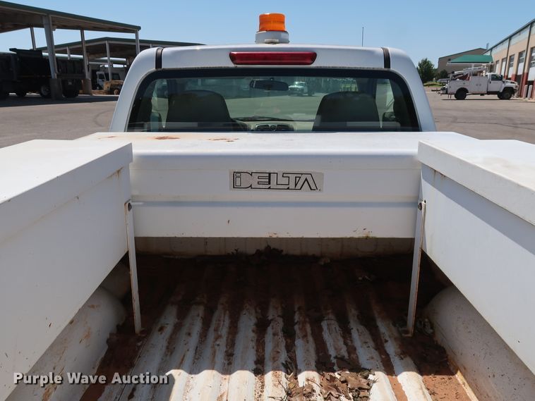 image for item DH3516 2005 GMC Canyon pickup truck