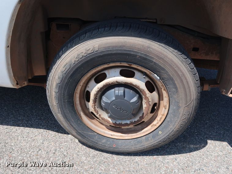 image for item DH3516 2005 GMC Canyon pickup truck