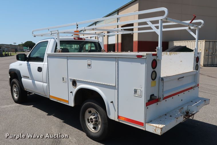 image for item DH3517 2005 GMC Sierra 2500HD utility bed pickup truck