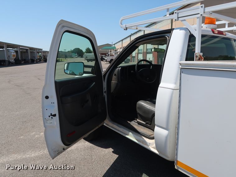 image for item DH3517 2005 GMC Sierra 2500HD utility bed pickup truck