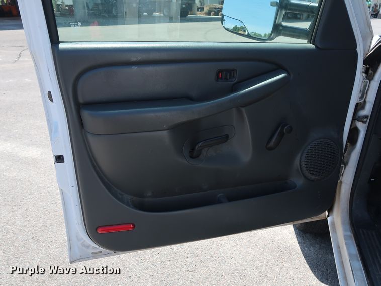 image for item DH3517 2005 GMC Sierra 2500HD utility bed pickup truck