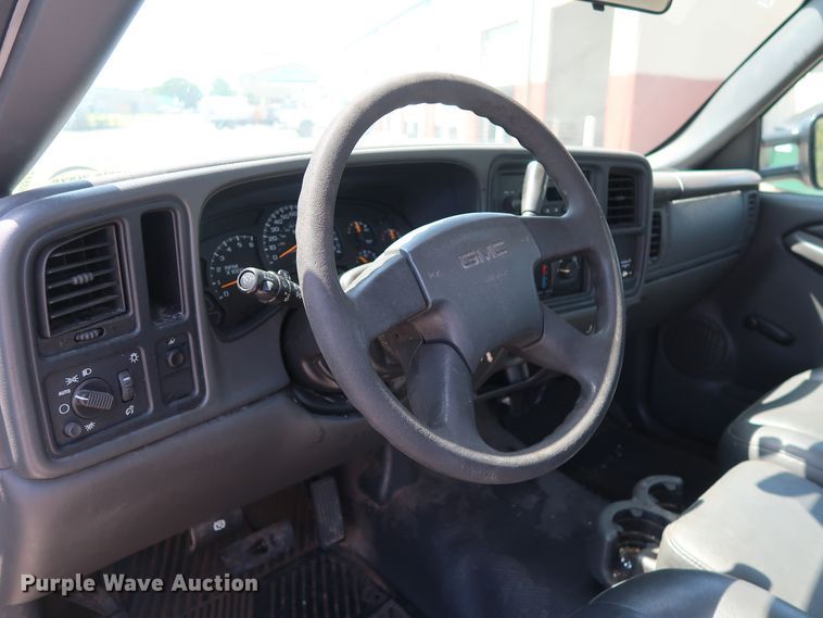 image for item DH3517 2005 GMC Sierra 2500HD utility bed pickup truck