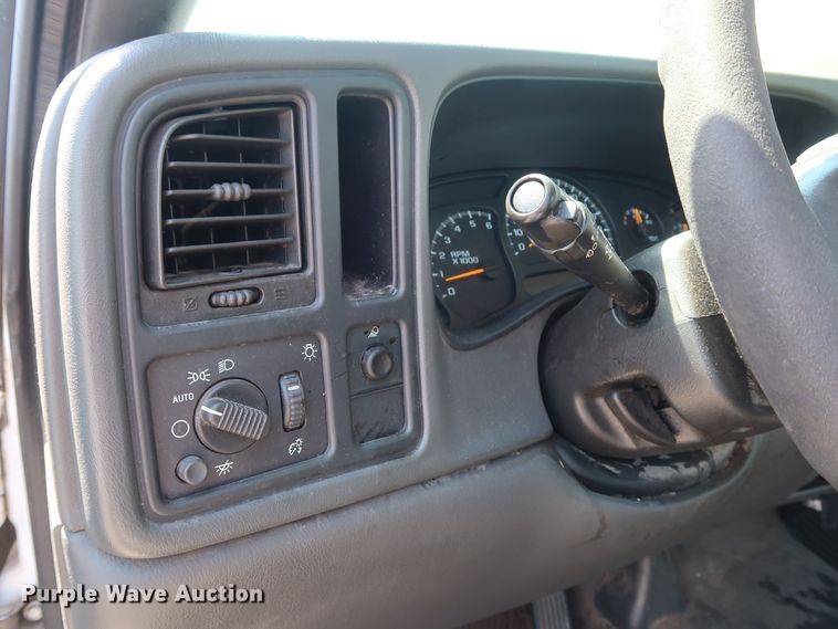 image for item DH3517 2005 GMC Sierra 2500HD utility bed pickup truck