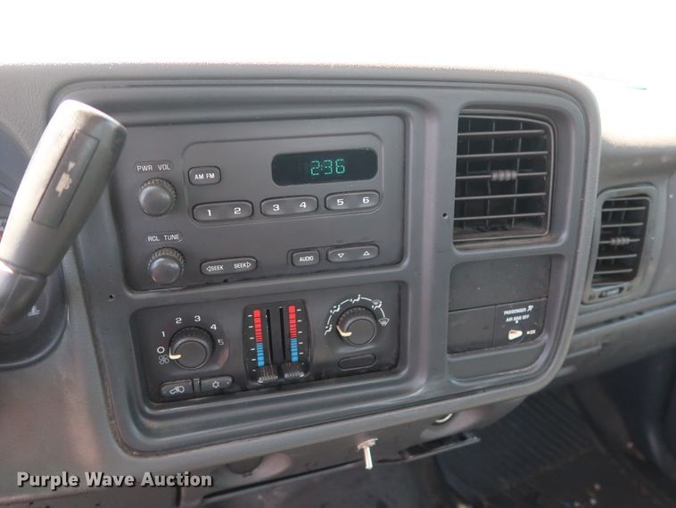 image for item DH3517 2005 GMC Sierra 2500HD utility bed pickup truck