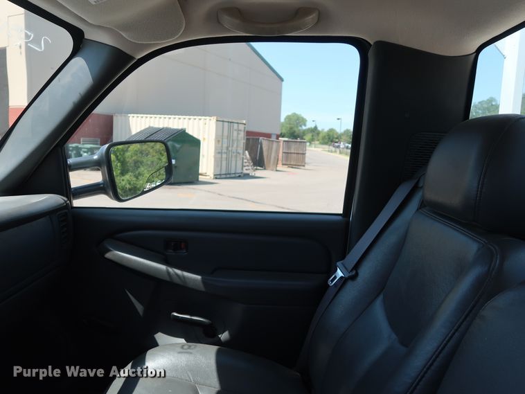 image for item DH3517 2005 GMC Sierra 2500HD utility bed pickup truck