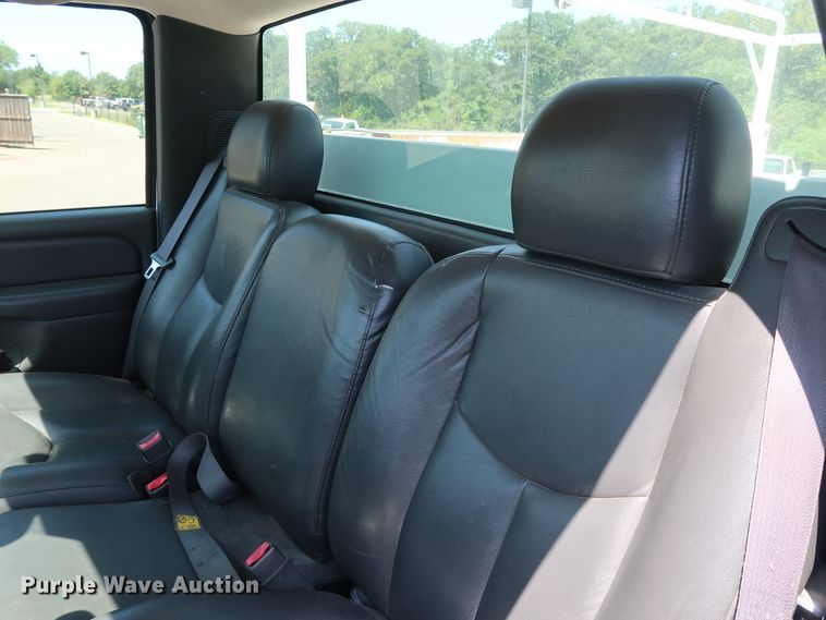 image for item DH3517 2005 GMC Sierra 2500HD utility bed pickup truck