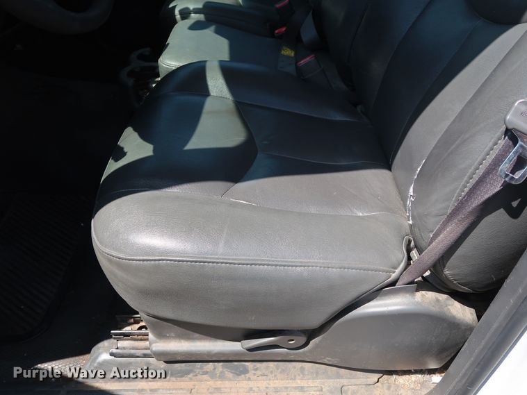 image for item DH3517 2005 GMC Sierra 2500HD utility bed pickup truck