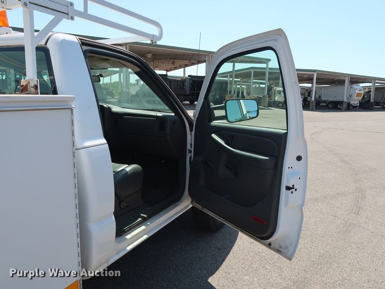 image for item DH3517 2005 GMC Sierra 2500HD utility bed pickup truck