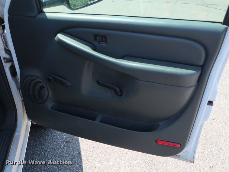 image for item DH3517 2005 GMC Sierra 2500HD utility bed pickup truck