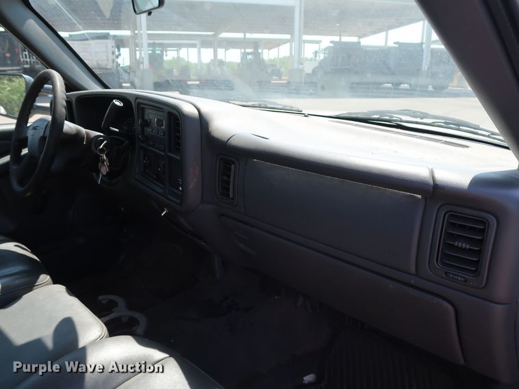 image for item DH3517 2005 GMC Sierra 2500HD utility bed pickup truck