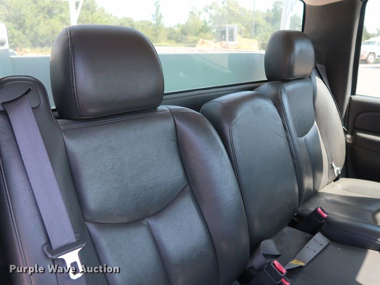 image for item DH3517 2005 GMC Sierra 2500HD utility bed pickup truck