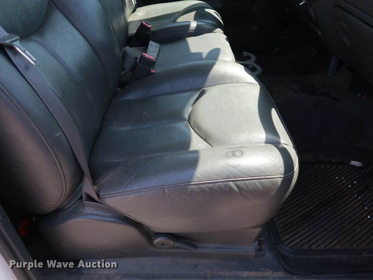 image for item DH3517 2005 GMC Sierra 2500HD utility bed pickup truck