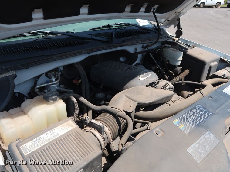 image for item DH3517 2005 GMC Sierra 2500HD utility bed pickup truck