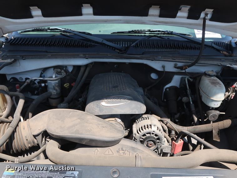 image for item DH3517 2005 GMC Sierra 2500HD utility bed pickup truck