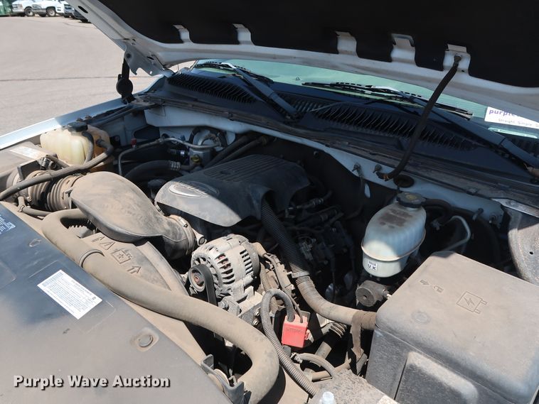 image for item DH3517 2005 GMC Sierra 2500HD utility bed pickup truck