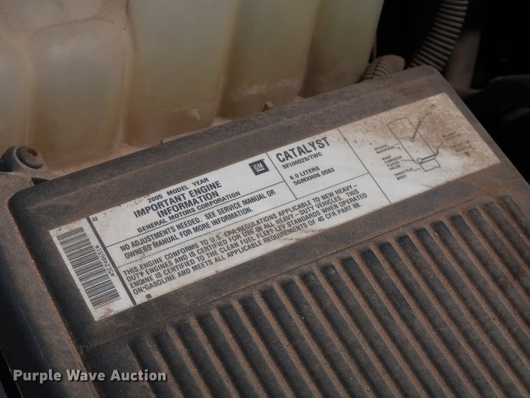 image for item DH3517 2005 GMC Sierra 2500HD utility bed pickup truck