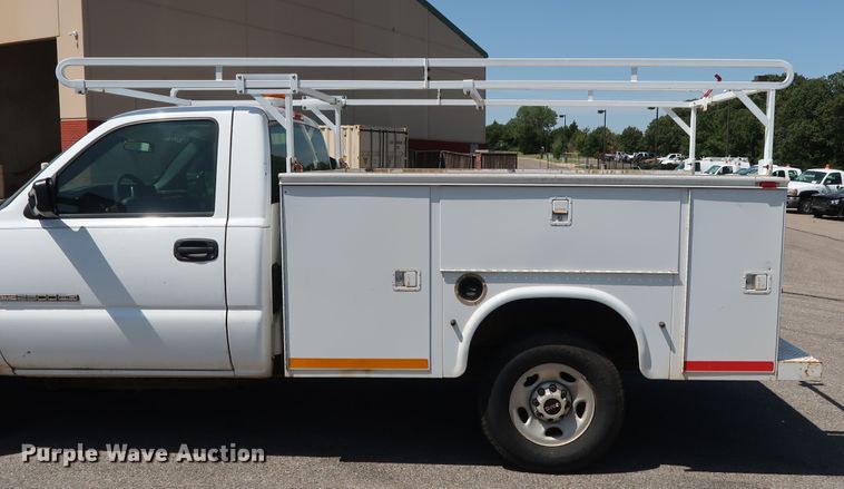 image for item DH3517 2005 GMC Sierra 2500HD utility bed pickup truck