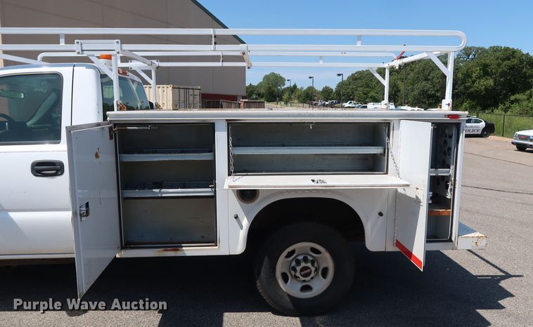 image for item DH3517 2005 GMC Sierra 2500HD utility bed pickup truck