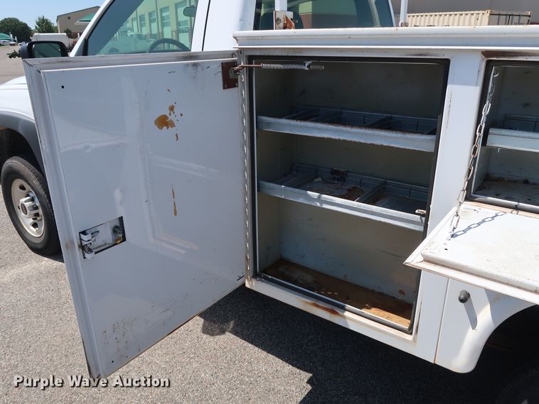 image for item DH3517 2005 GMC Sierra 2500HD utility bed pickup truck