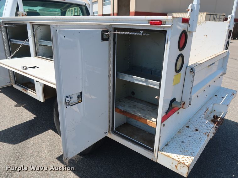 image for item DH3517 2005 GMC Sierra 2500HD utility bed pickup truck