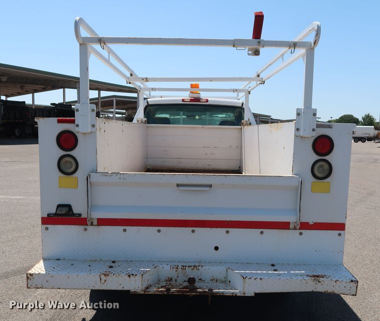 image for item DH3517 2005 GMC Sierra 2500HD utility bed pickup truck