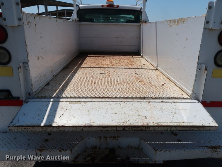 image for item DH3517 2005 GMC Sierra 2500HD utility bed pickup truck