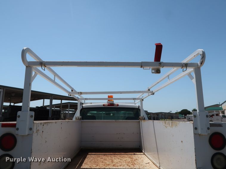 image for item DH3517 2005 GMC Sierra 2500HD utility bed pickup truck