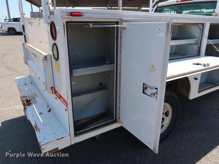 image for item DH3517 2005 GMC Sierra 2500HD utility bed pickup truck