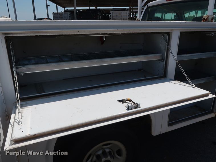 image for item DH3517 2005 GMC Sierra 2500HD utility bed pickup truck