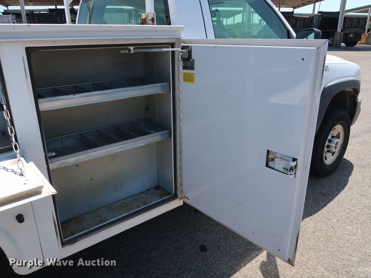 image for item DH3517 2005 GMC Sierra 2500HD utility bed pickup truck