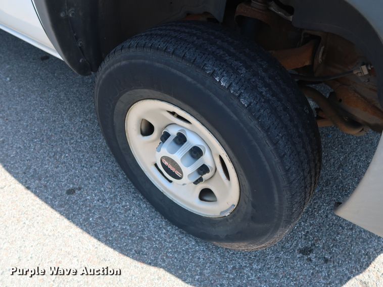 image for item DH3517 2005 GMC Sierra 2500HD utility bed pickup truck