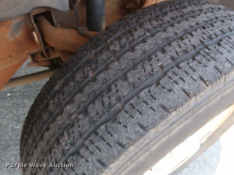 image for item DH3517 2005 GMC Sierra 2500HD utility bed pickup truck