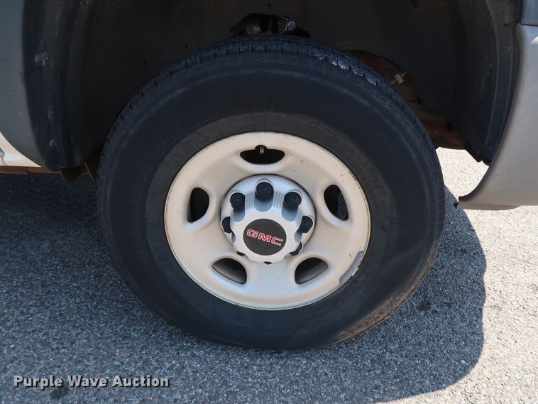 image for item DH3517 2005 GMC Sierra 2500HD utility bed pickup truck