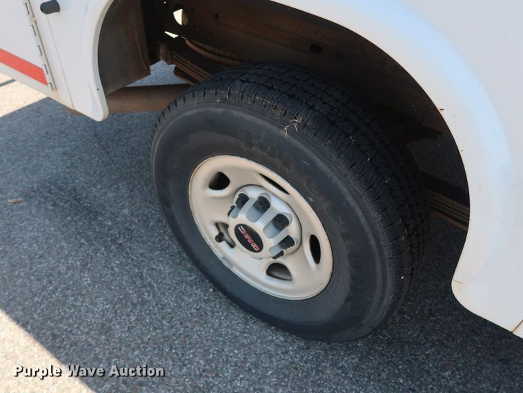 image for item DH3517 2005 GMC Sierra 2500HD utility bed pickup truck