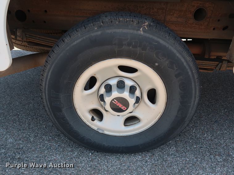 image for item DH3517 2005 GMC Sierra 2500HD utility bed pickup truck