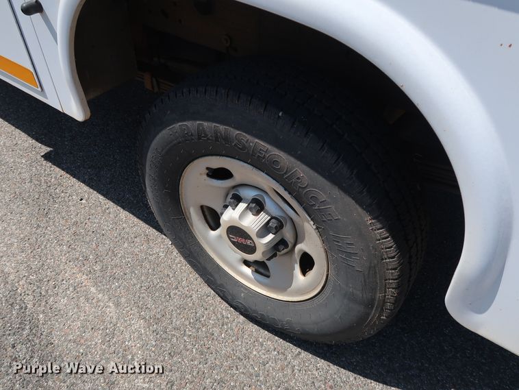 image for item DH3517 2005 GMC Sierra 2500HD utility bed pickup truck