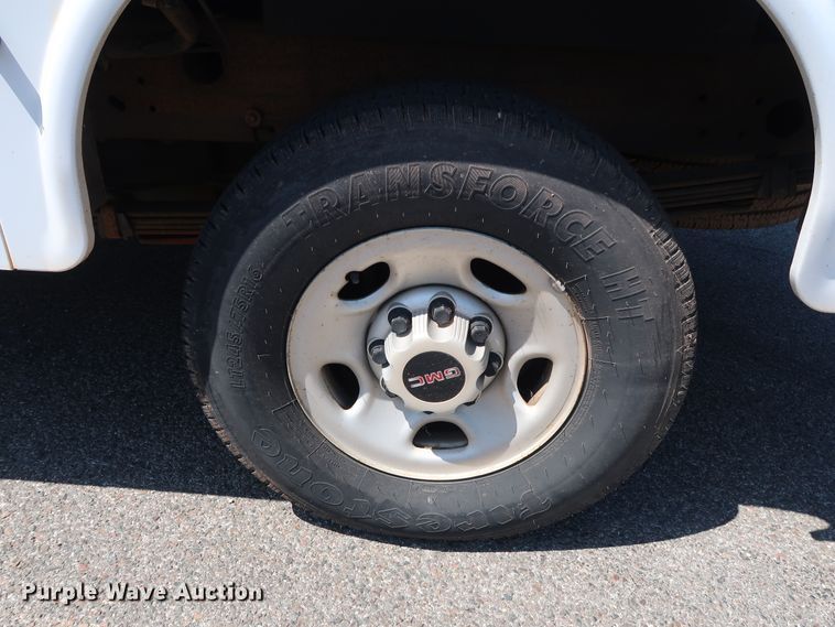 image for item DH3517 2005 GMC Sierra 2500HD utility bed pickup truck