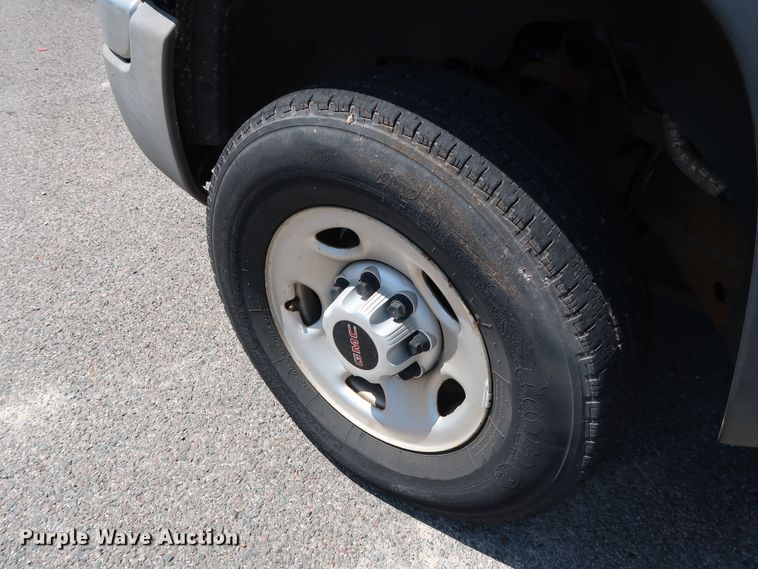 image for item DH3517 2005 GMC Sierra 2500HD utility bed pickup truck