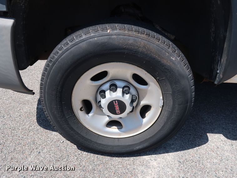 image for item DH3517 2005 GMC Sierra 2500HD utility bed pickup truck