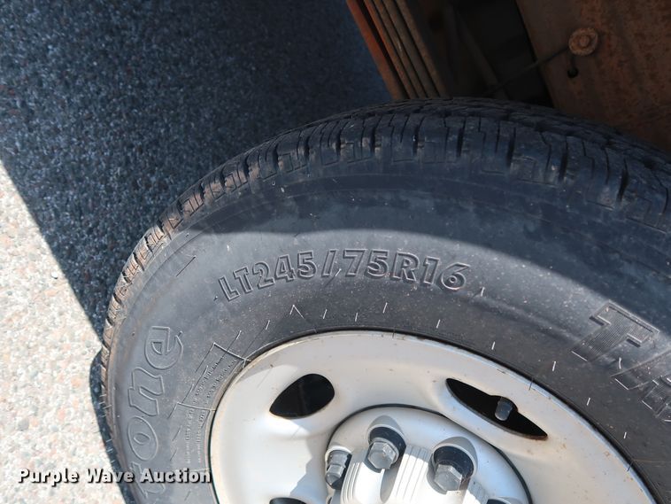 image for item DH3517 2005 GMC Sierra 2500HD utility bed pickup truck