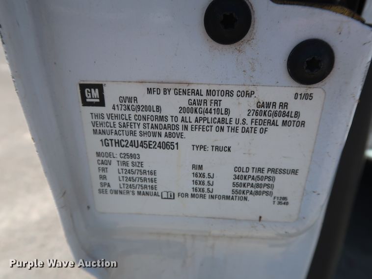 image for item DH3517 2005 GMC Sierra 2500HD utility bed pickup truck