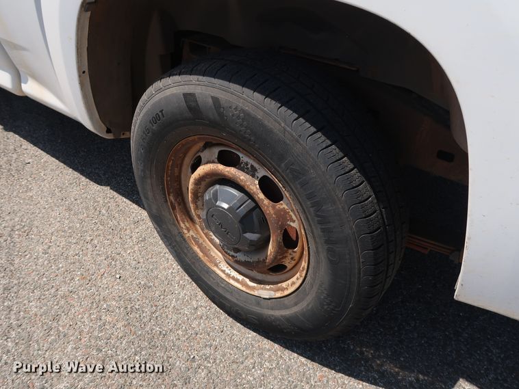 image for item DH3518 2005 GMC Canyon pickup truck