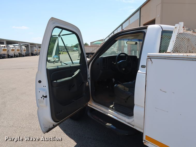 image for item DH3521 2003 Chevrolet Silverado 3500 utility bed pickup truck